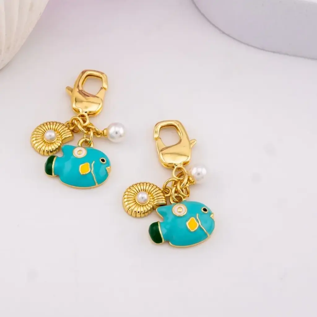 Llavero de verano con zirconias baño 18k