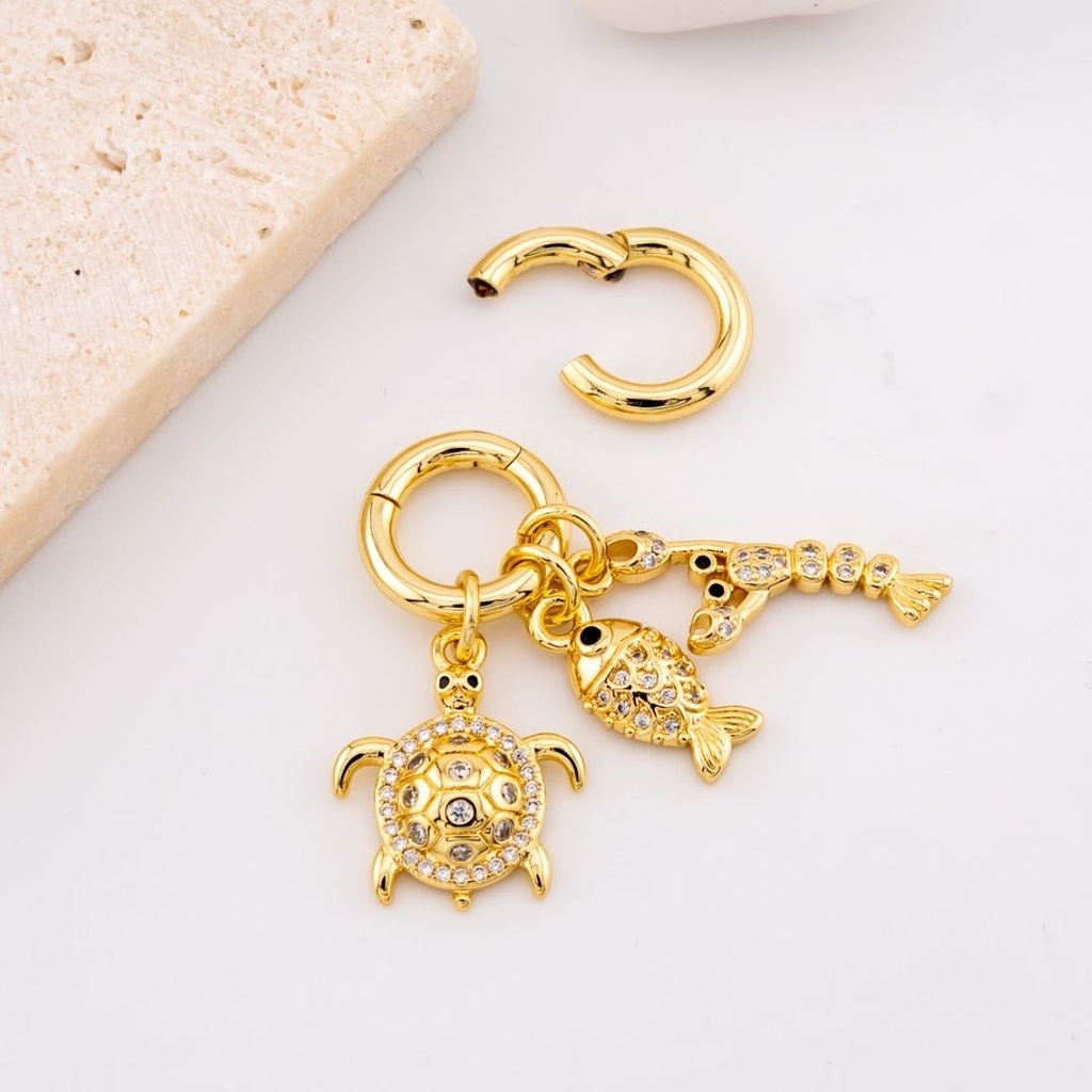 Set de dijes con argolla tortuga, langosta y pez micropave y baño 18k