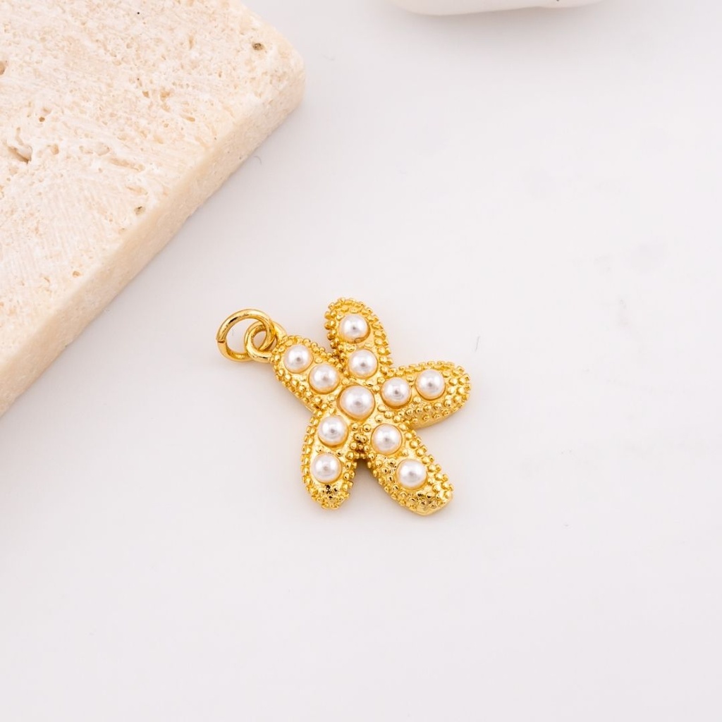 Dije estrella de mar con perlas micropave y baño 18k