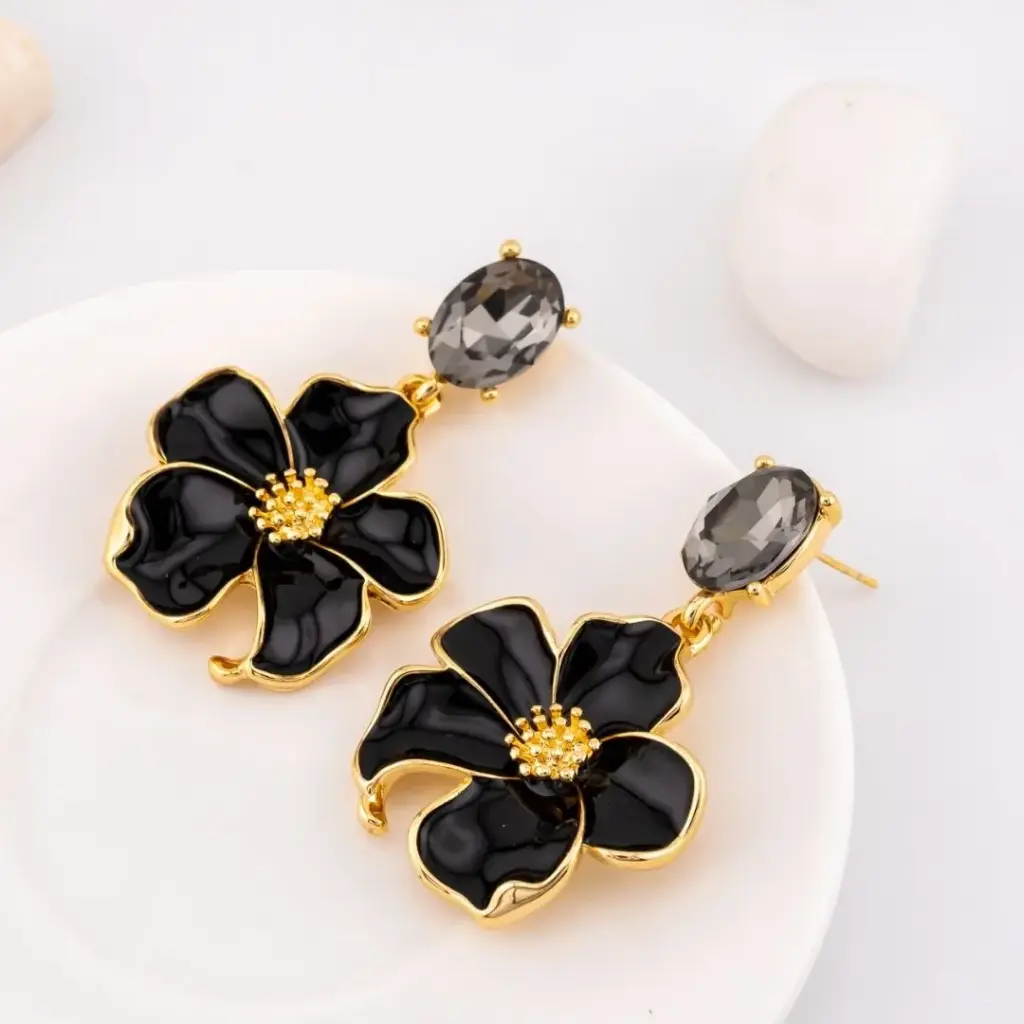Aretes colgantes en forma de flor esmaltado baño 18k
