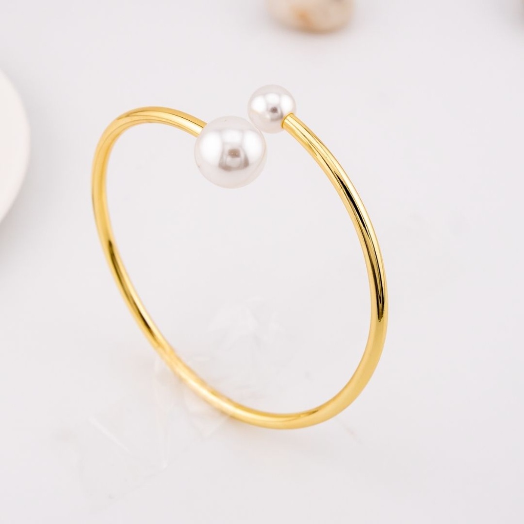 Brazalete en con perlas  baño 18k