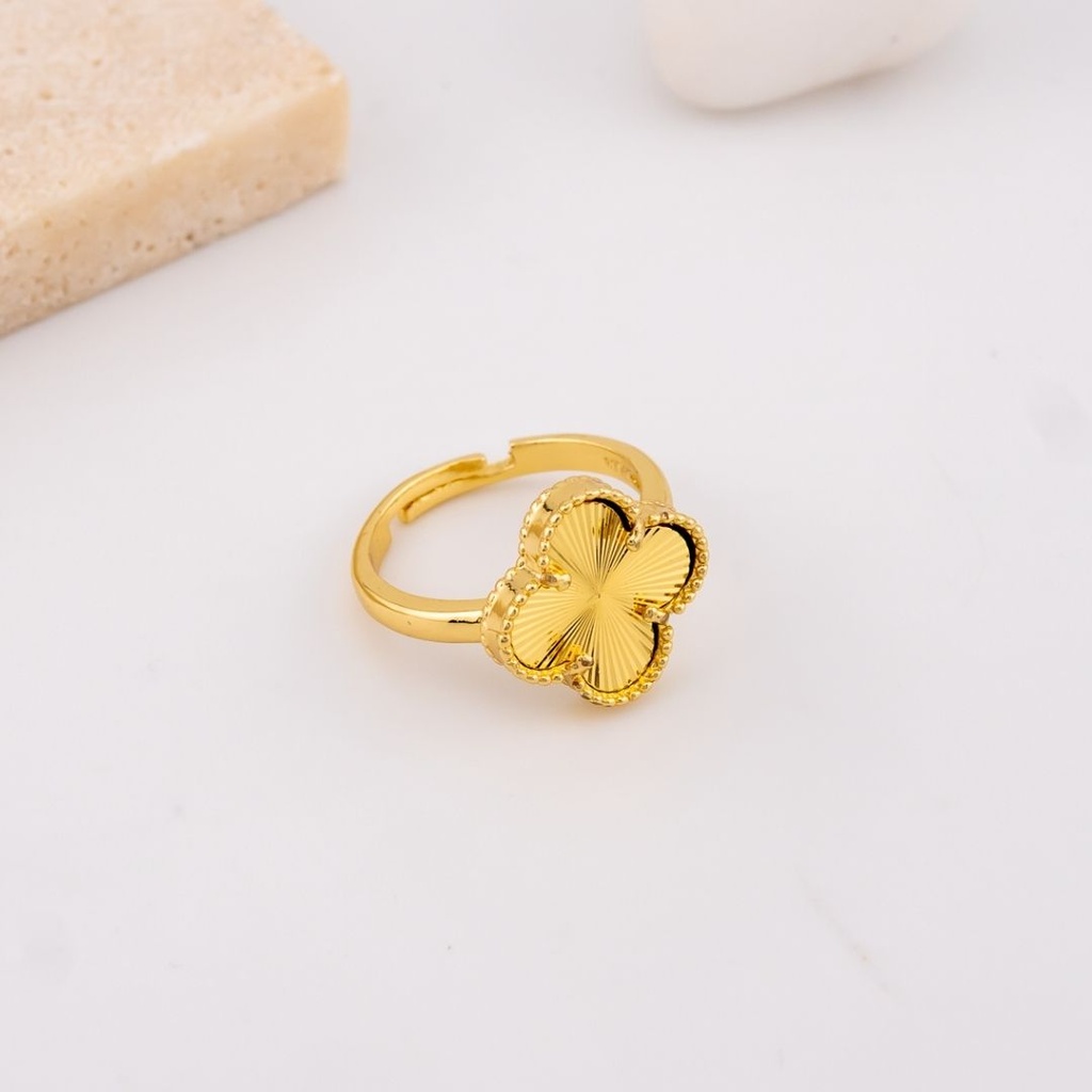 Anillo ajustable en forma de trebol con concha nacar baño 18k