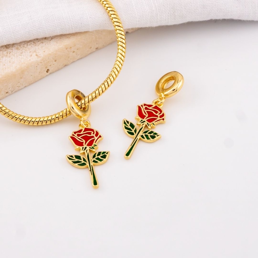 charm flor rosa y baño 18k