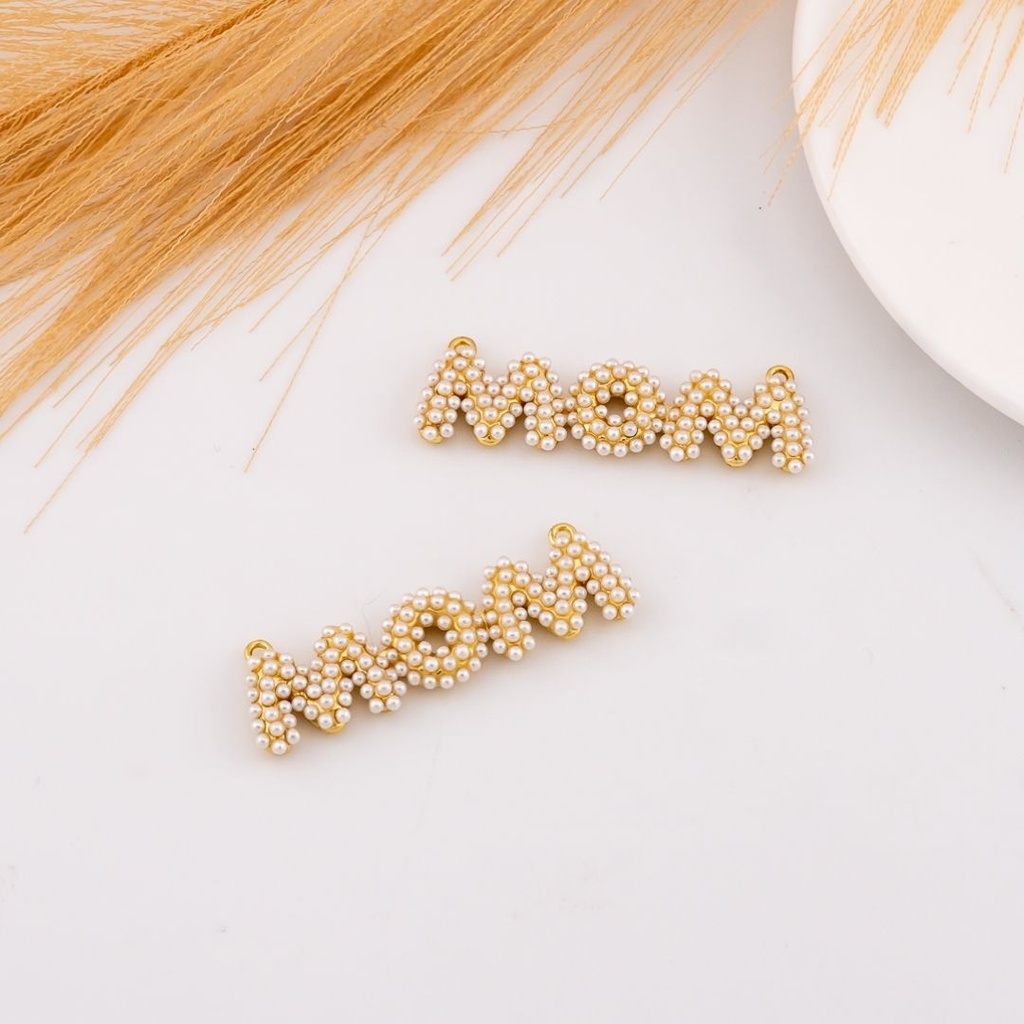 Dije MOM con perlitas baño 18k