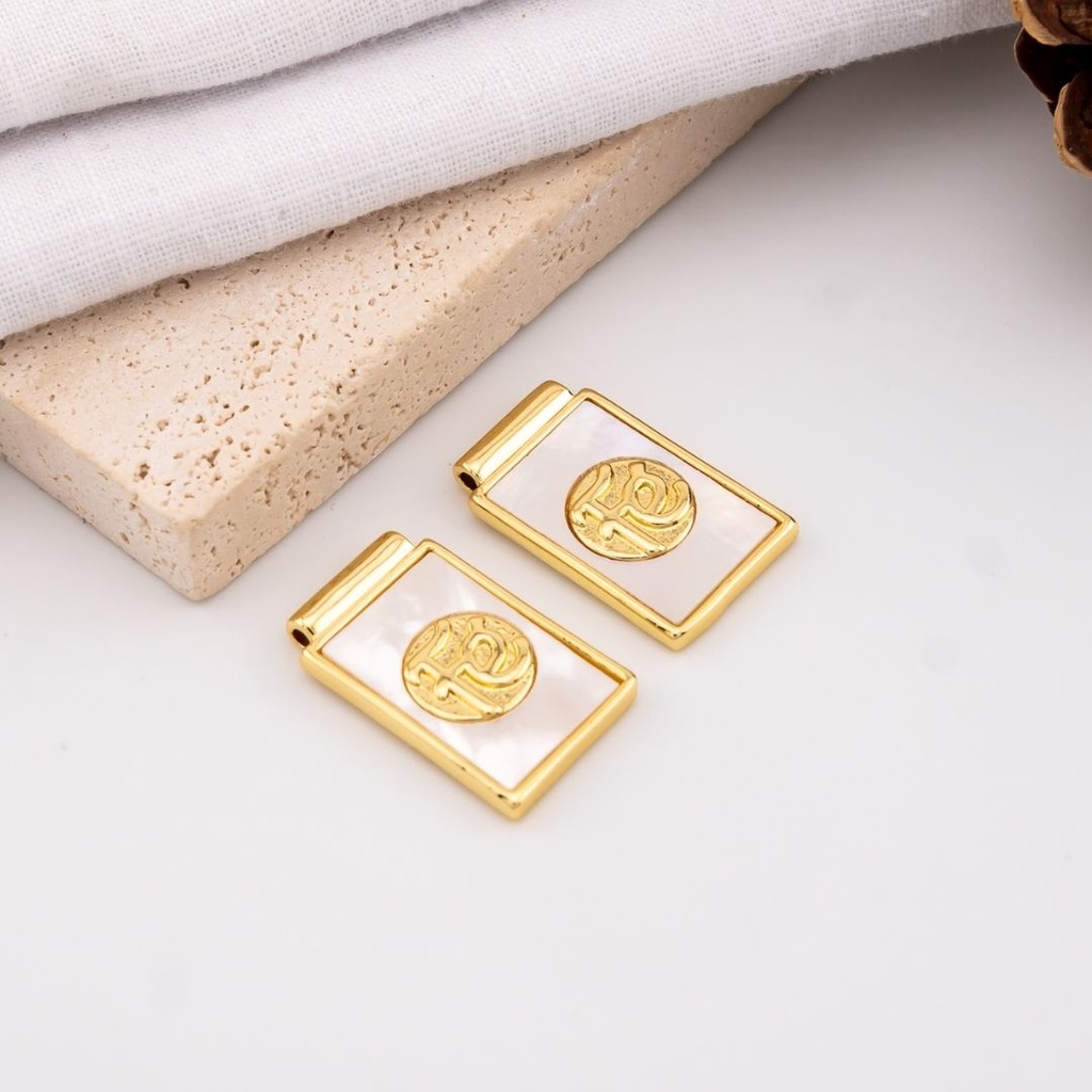 Dije medalla religiosa madre perla con baño 18k