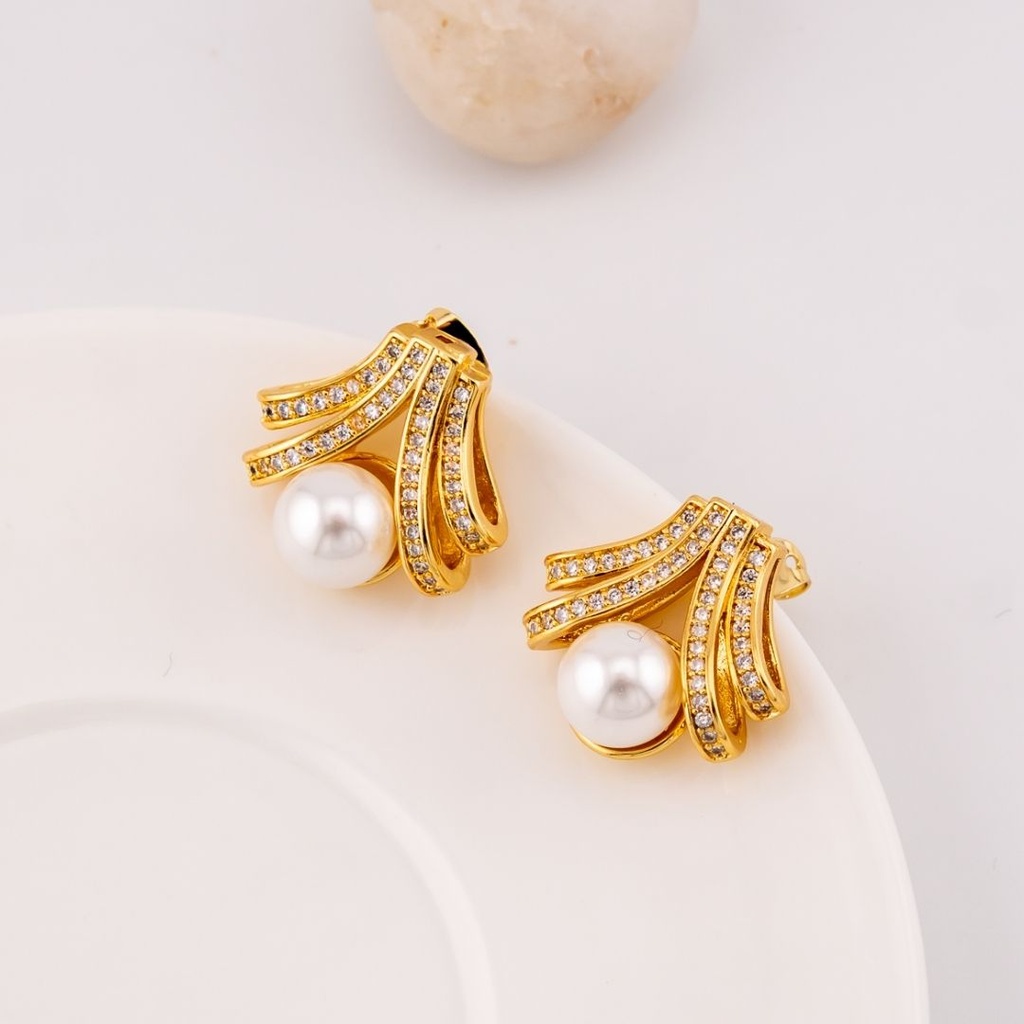 Aretes stud con perlas y zirconia baño 18k