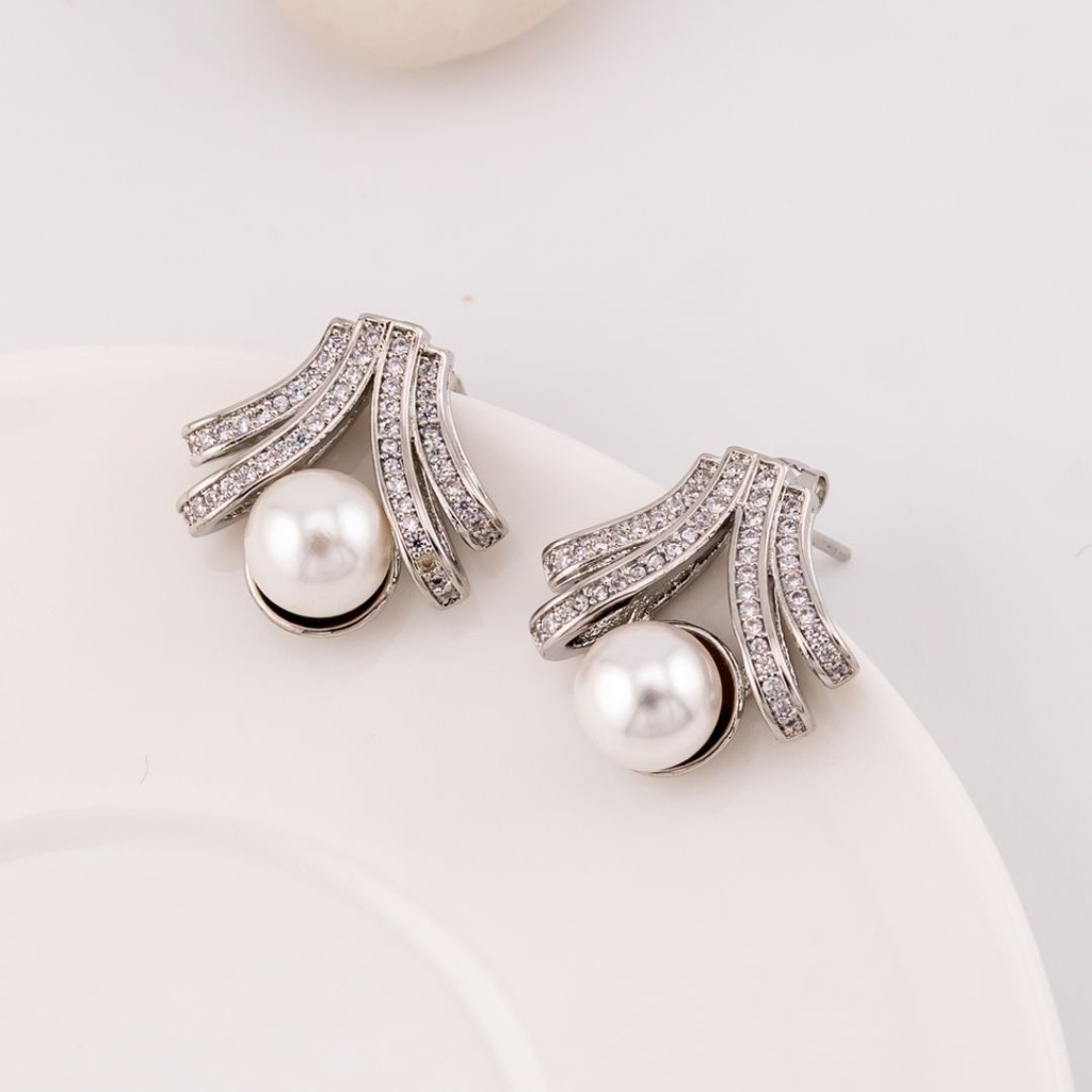Aretes stud con perlas y zirconia baño 18k