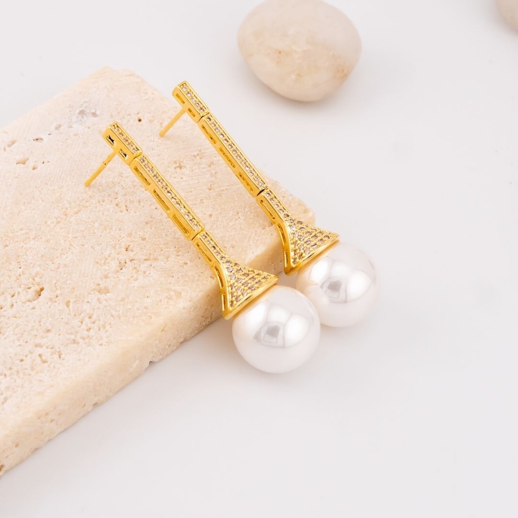 Aretes stud con perlas y zirconia baño 18k