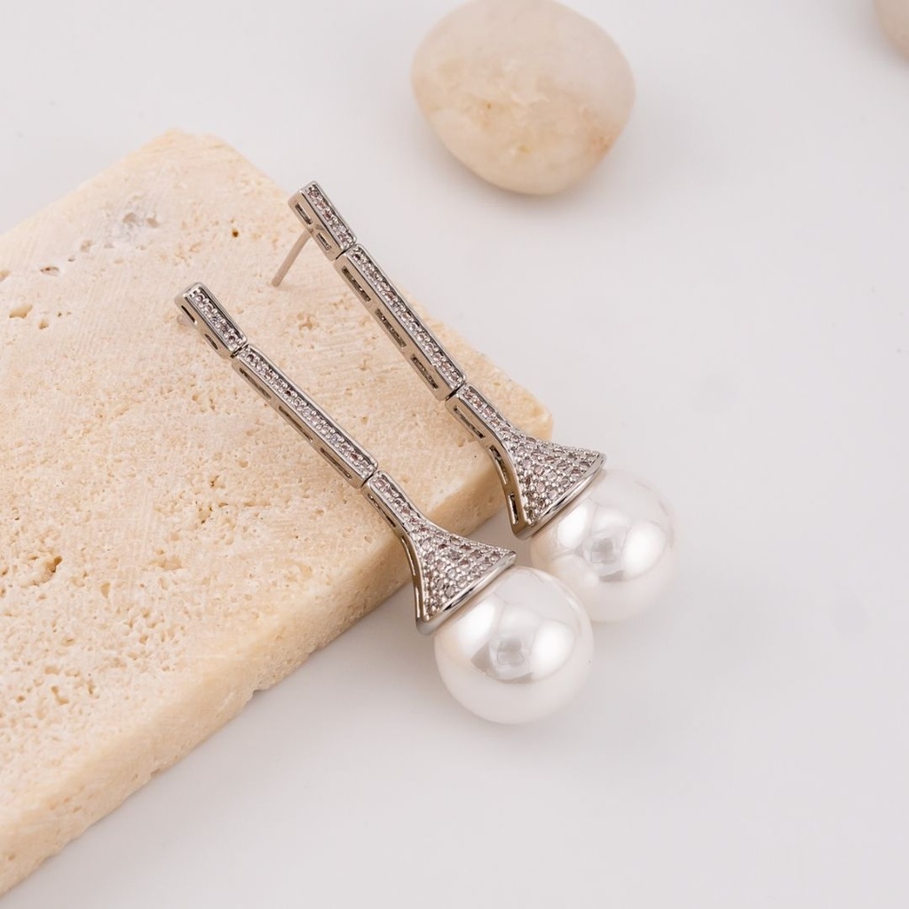 Aretes stud con perlas y zirconia baño 18k