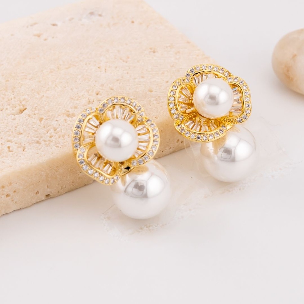 Aretes stud con perlas y zirconia baño 18k