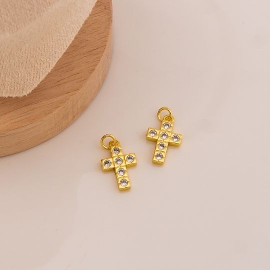 Dije religioso de cruz con zirconias