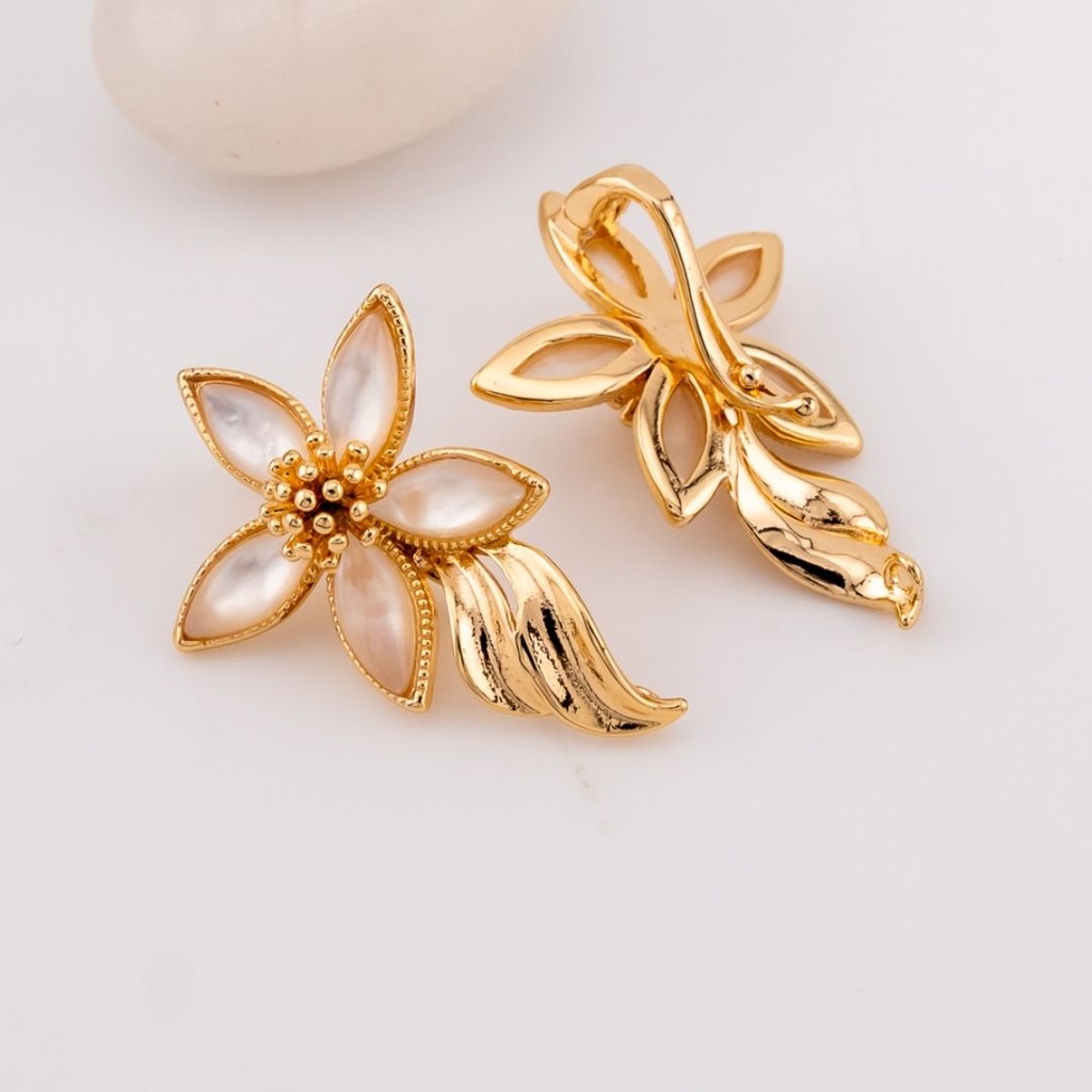  Dije con argolla para colgante flor madre perla y baño 18k