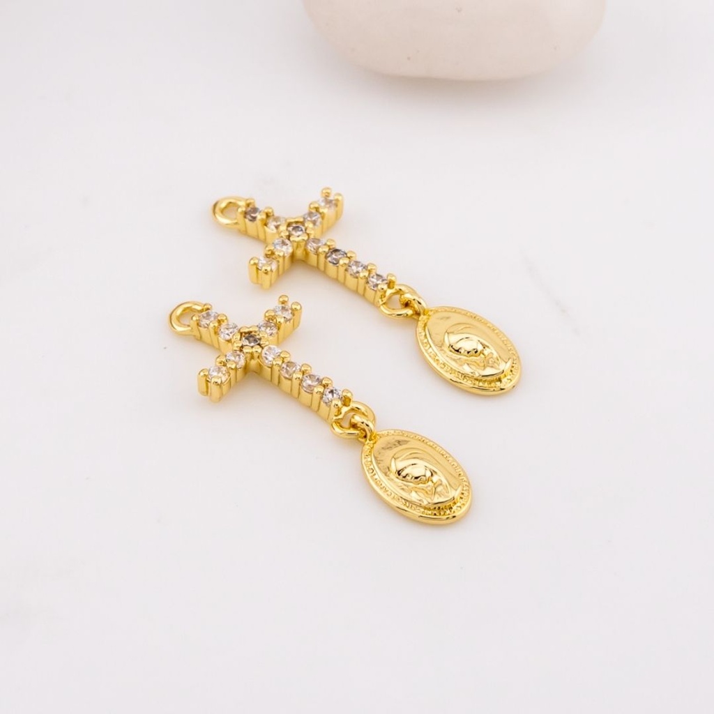  Dije cruz con colgante de medalla micropave y baño 18k