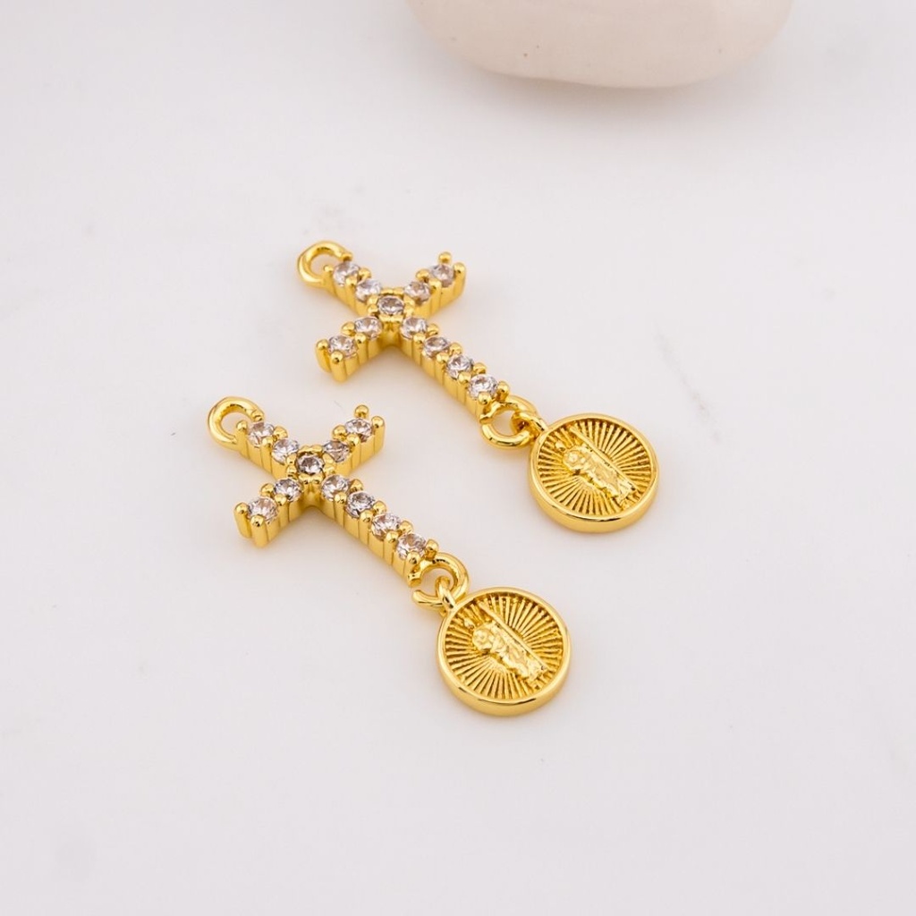  Dije cruz con colgante de medalla micropave y baño 18k