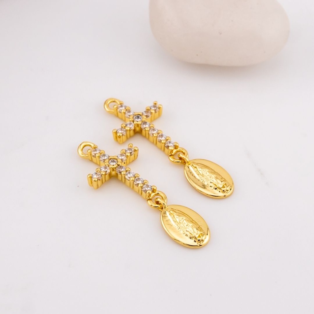  Dije cruz con colgante de medalla micropave y baño 18k