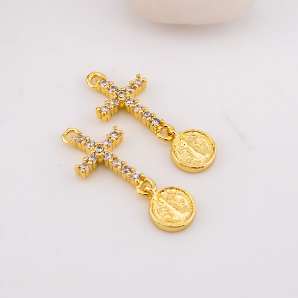 Dije cruz con colgante de medalla micropave y baño 18k