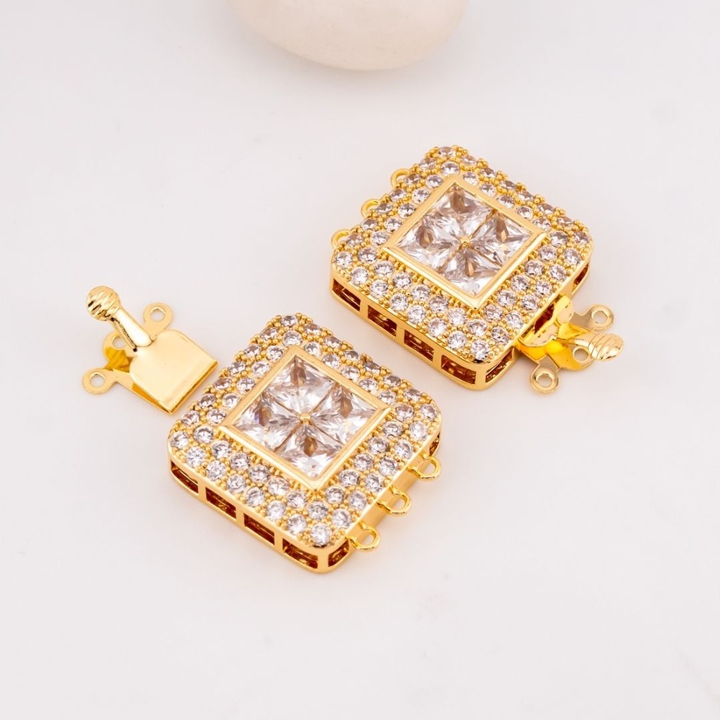  Broche elagante de tres hilos micropave y baño 18k