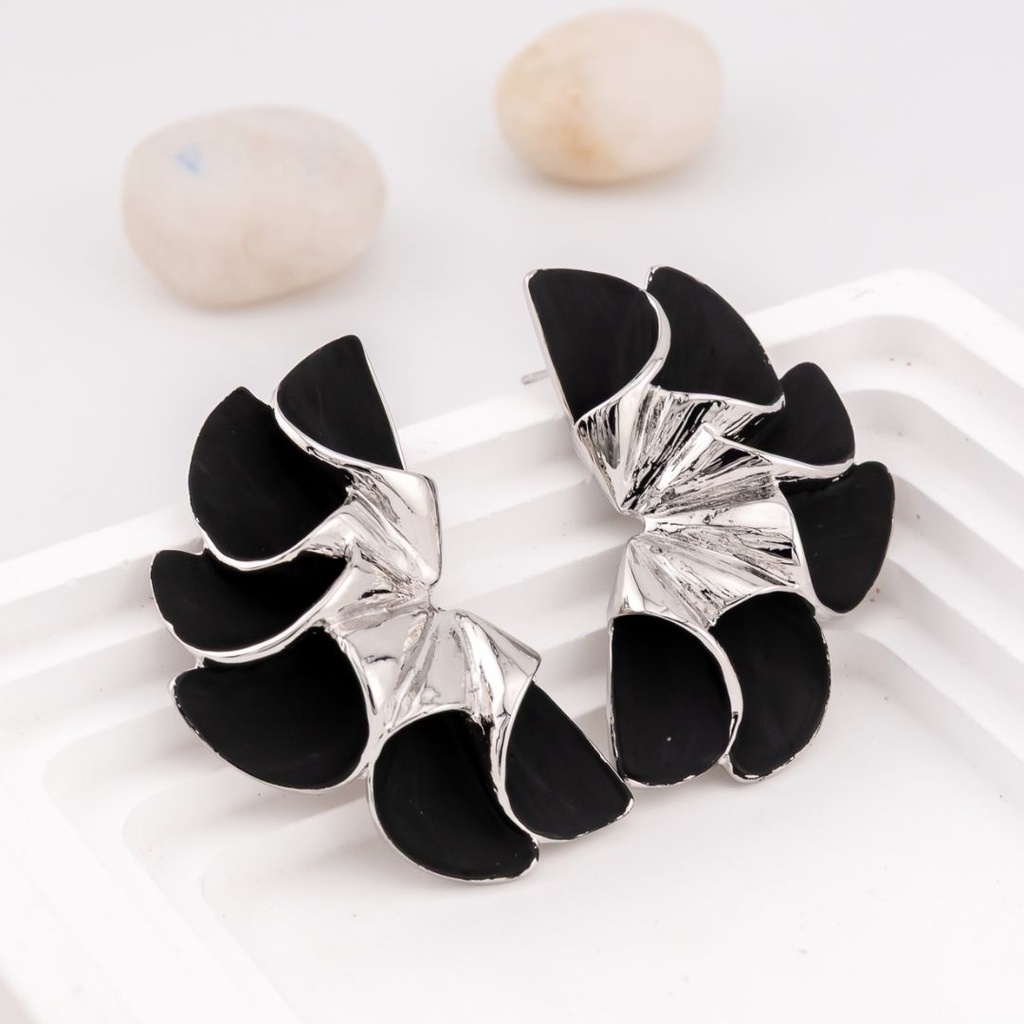 Aretes stud flor esmatado baño 18k