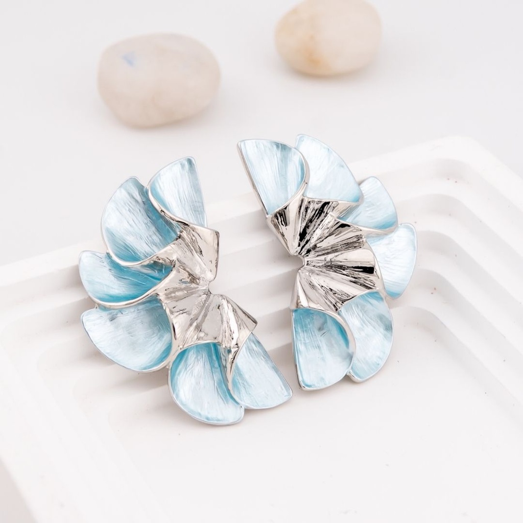Aretes stud flor esmatado baño 18k