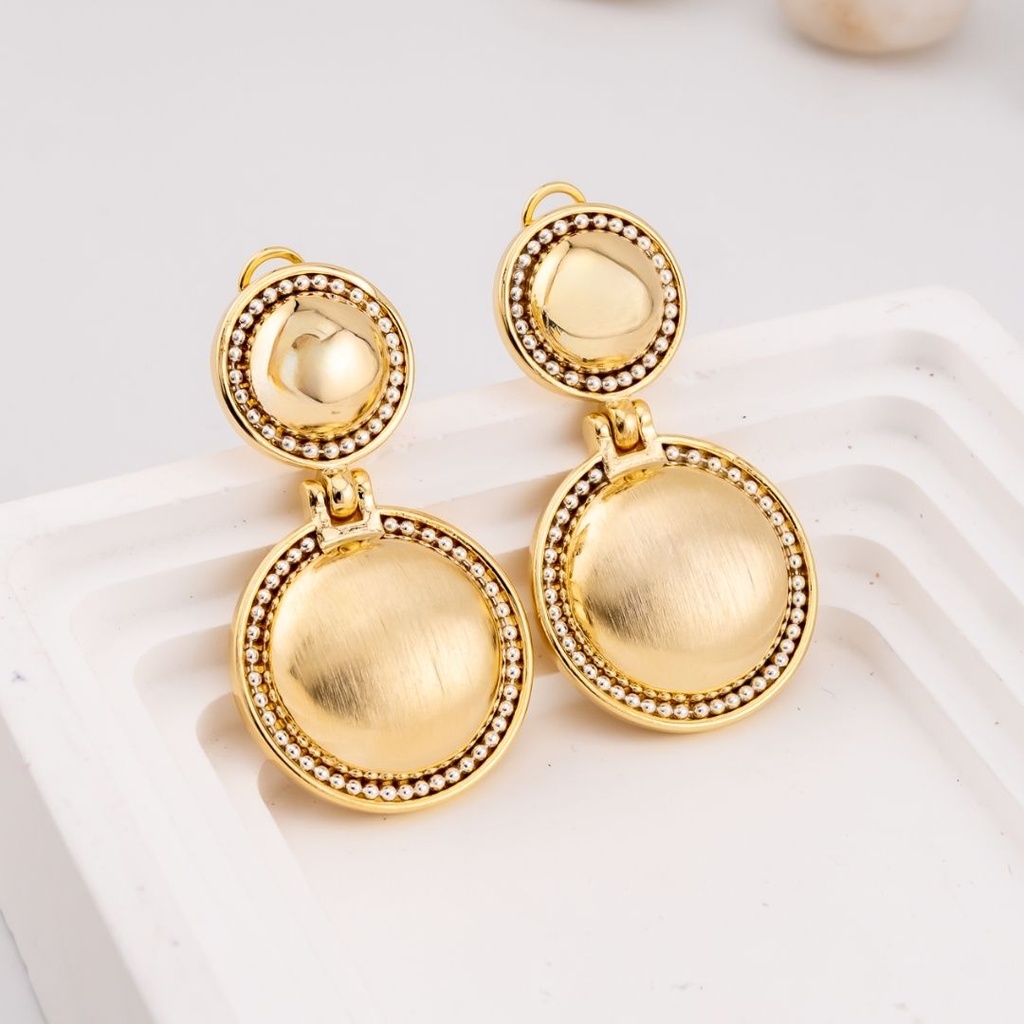 Aretes colgantes con perlas y base omega baño 18k
