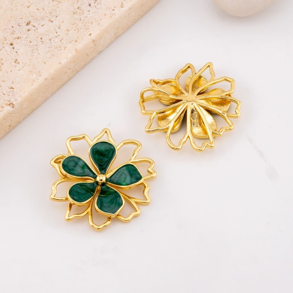  Dije flor esmaltado y baño 18k