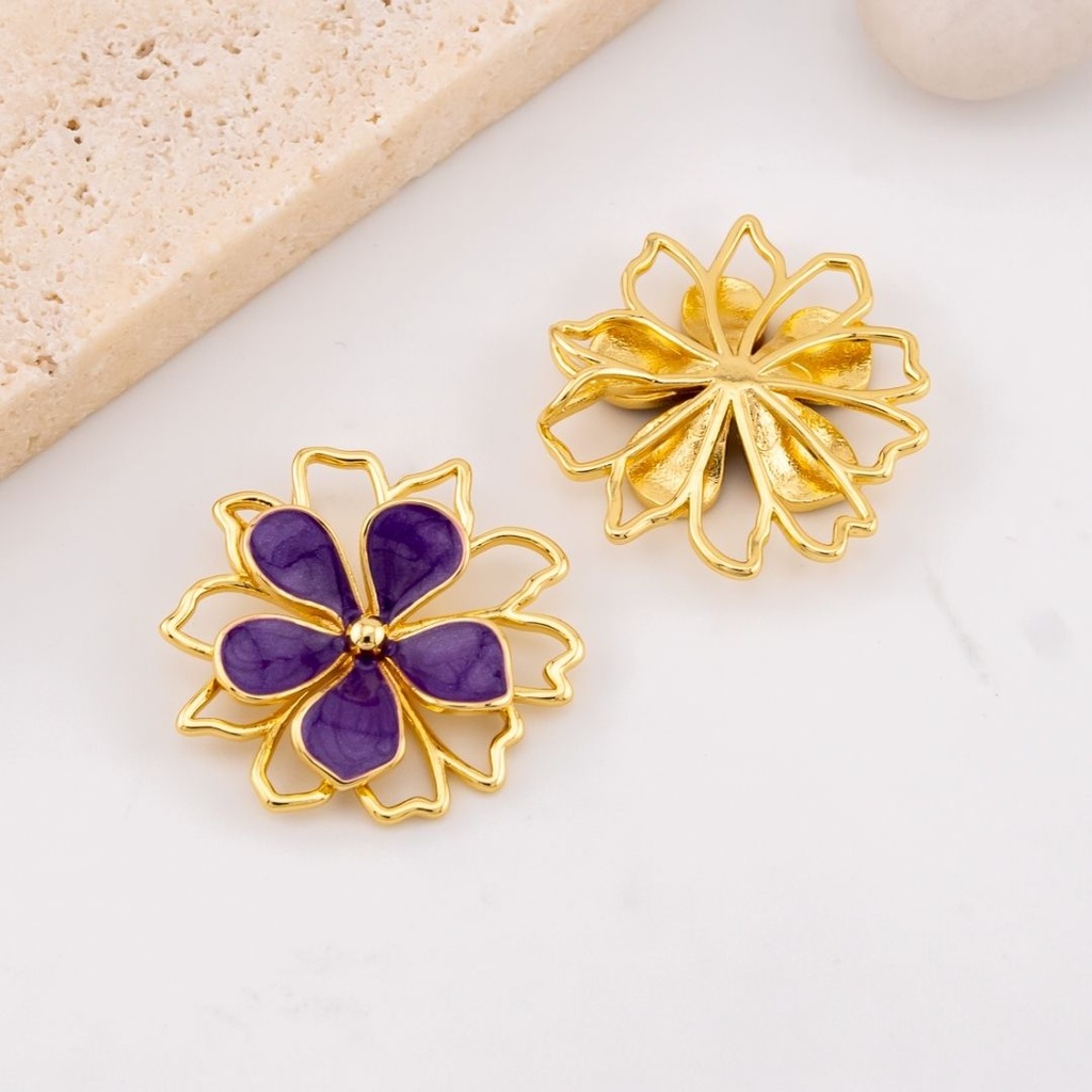  Dije flor esmaltado y baño 18k