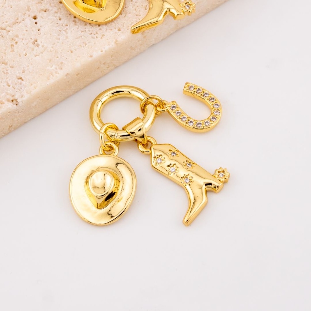  Conjunto de 3 dijes vaqueros con argolla en micropave ybaño 18k