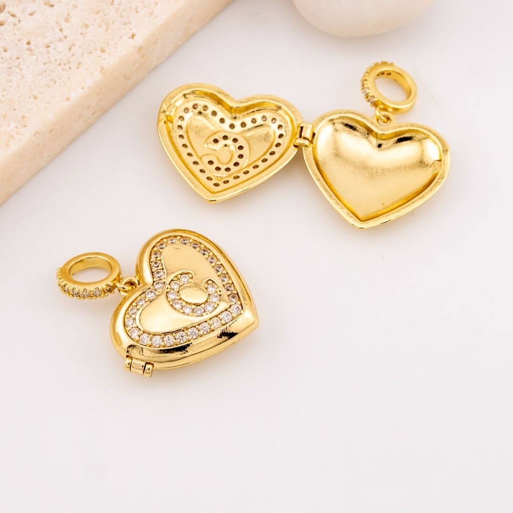 Dije escapulario letra C corazón micropave y baño 18k