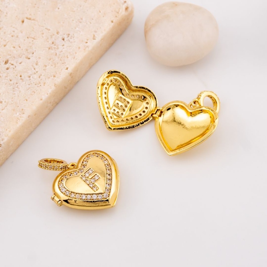  Dije escapulario letra F corazón micropave y baño 18k