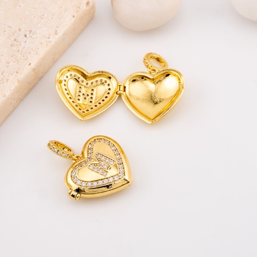  Dije escapulario letra M corazón micropave y baño 18k