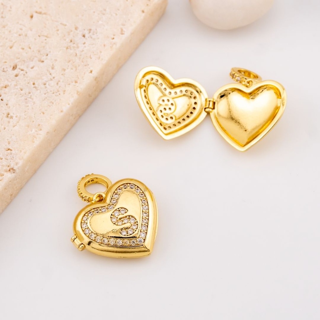  Dije escapulario letra S corazón micropave y baño 18k