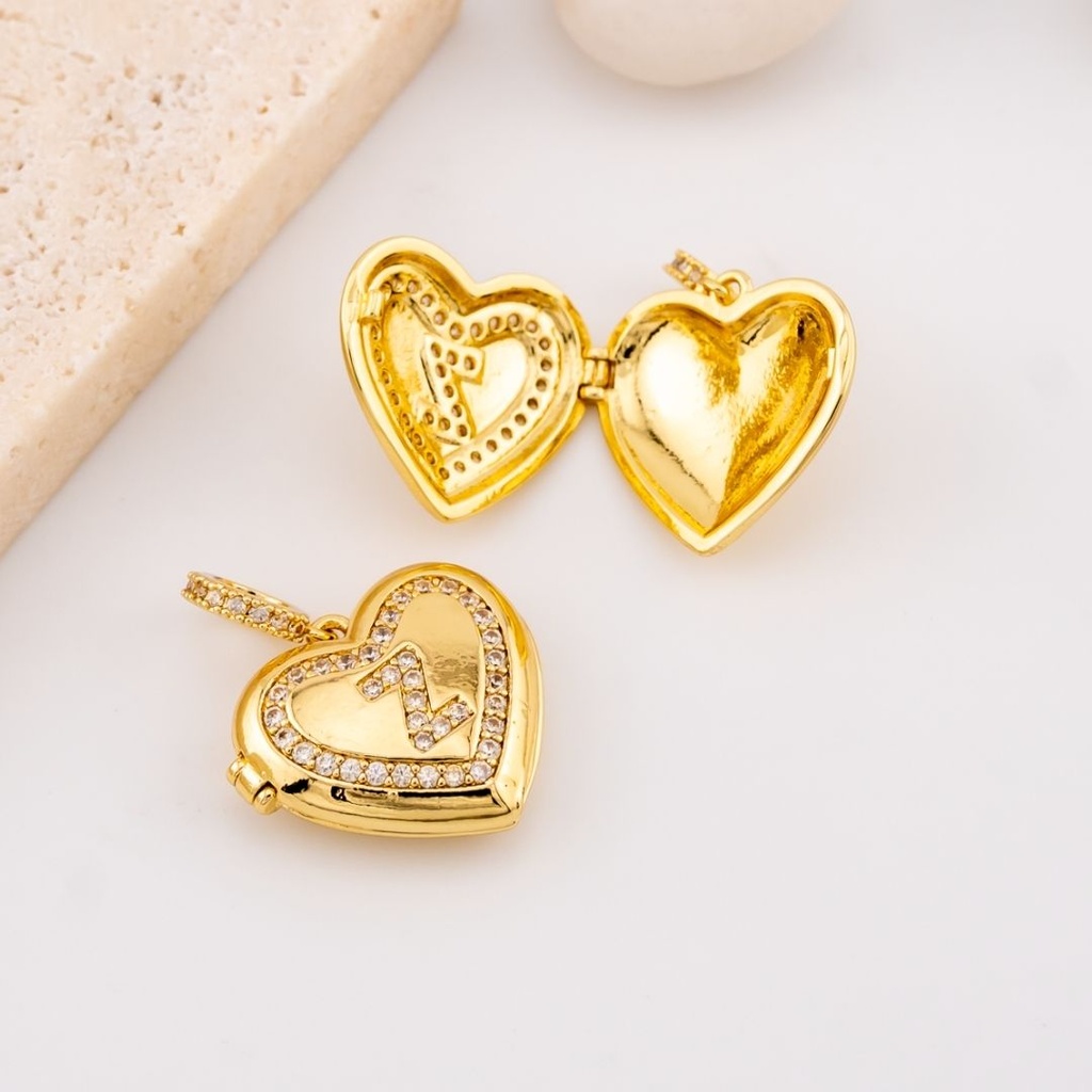  Dije escapulario letra Z corazón micropave y baño 18k