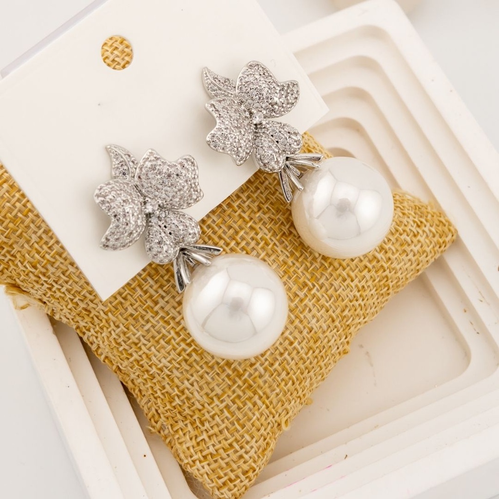 Aretes flor con zirconias y perlas  baño 18k