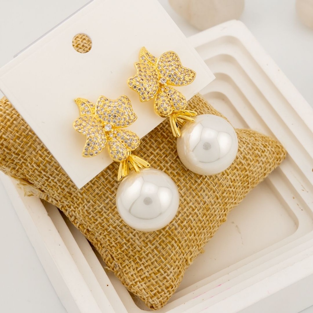 Aretes flor con zirconias y perlas  baño 18k