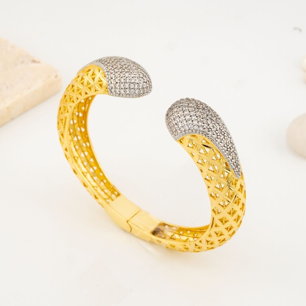 Brazalete con zirconias doble tono  baño 18k