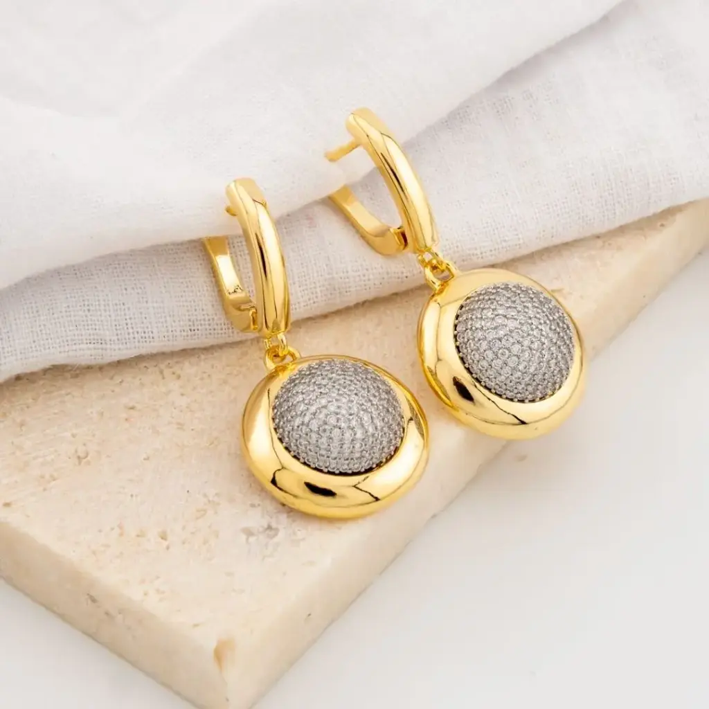 Aretes colgantes boble tono con zirconias baño 18k