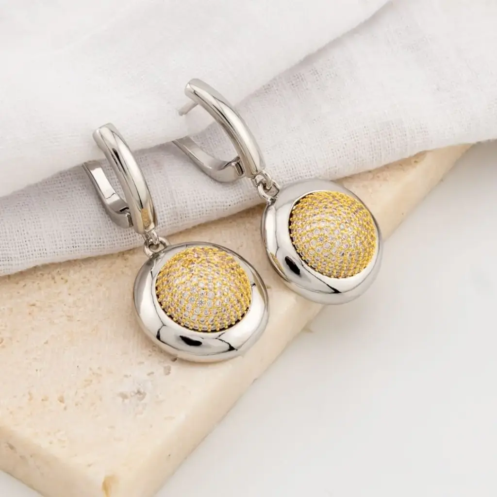 Aretes colgantes boble tono con zirconias baño 18k