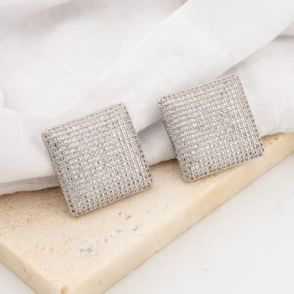 Aretes stud cuadrados  con zirconias baño 18k