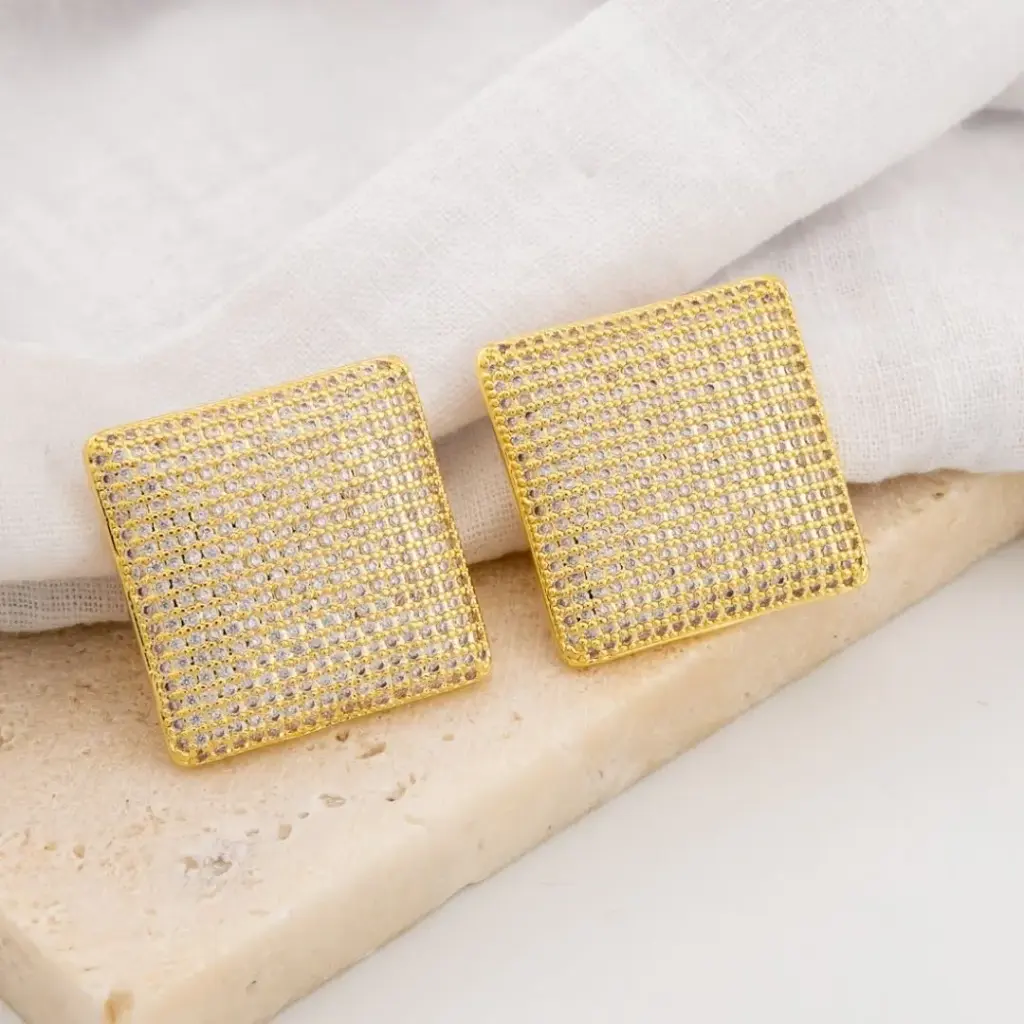 Aretes stud cuadrados  con zirconias baño 18k