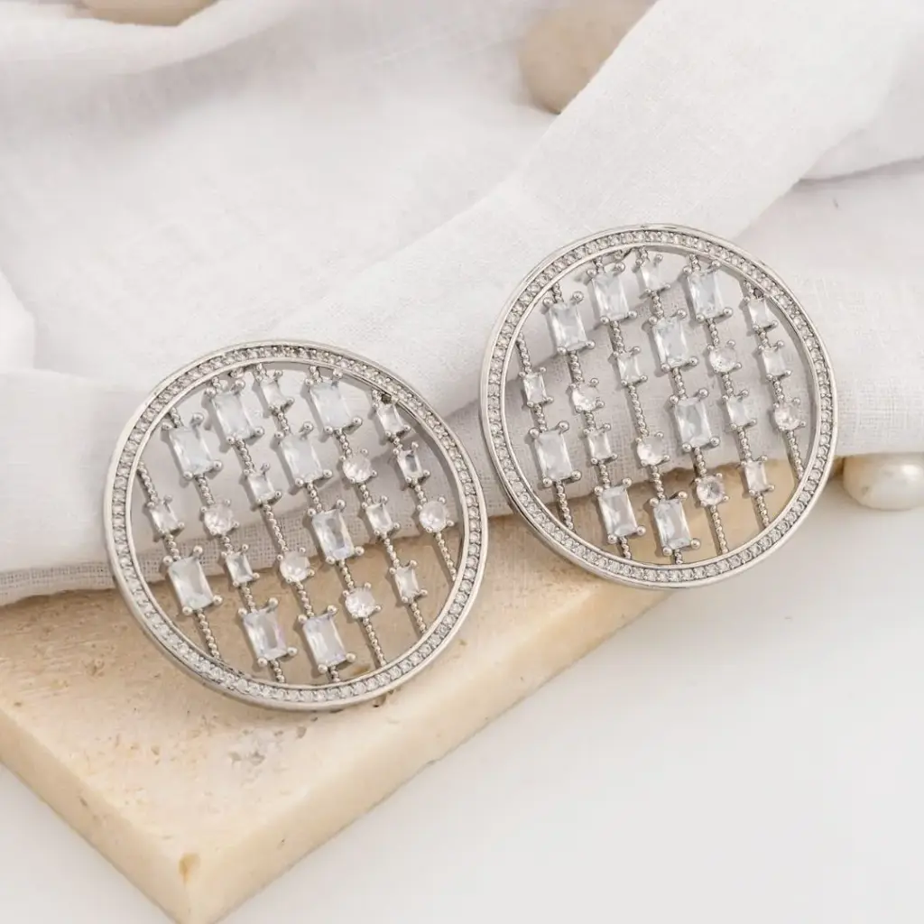 Aretes stud circulares con zirconias baño 18k plateado