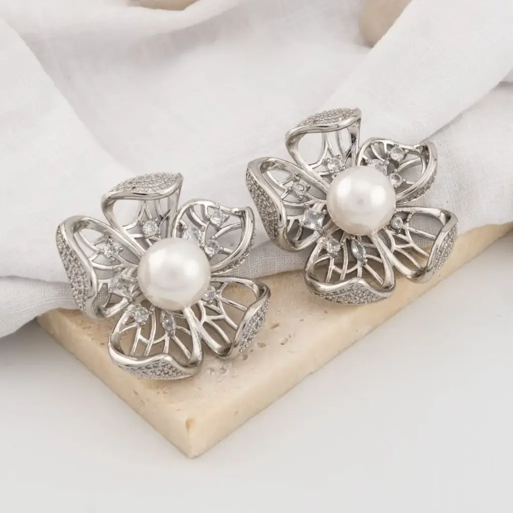 Aretes flor con zirconias y perlas baño 18k plateados