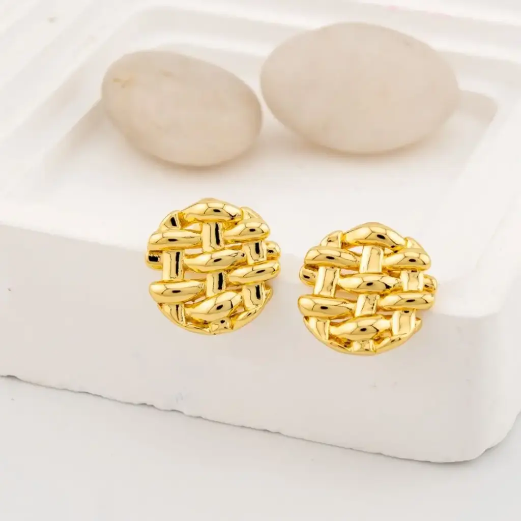 Aretes stud trenzado baño 18k