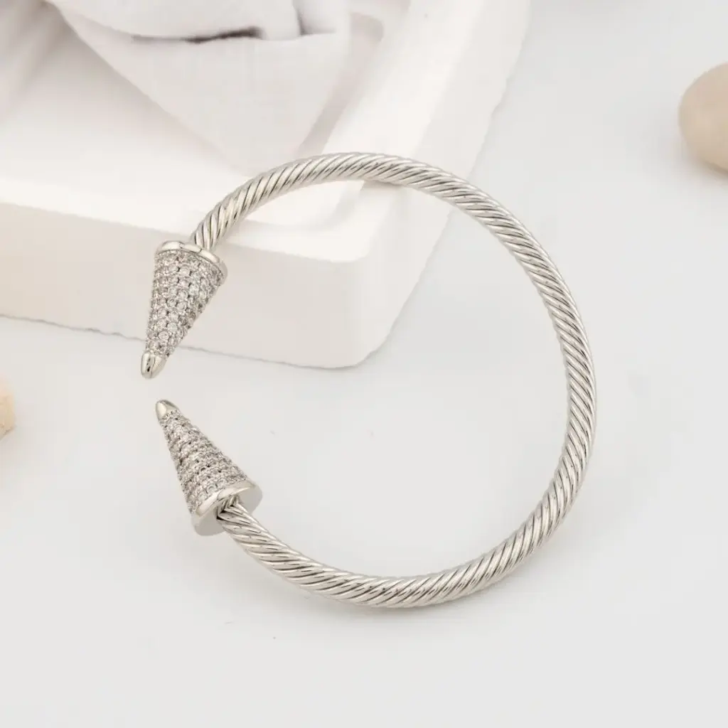 Brazalete con zirconias  baño 18k plateada