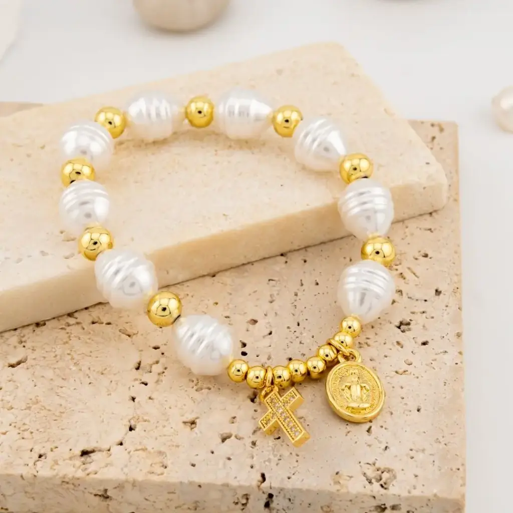 Pulsera elastica con dijes de cruz, medalla religiosa y perlas baño 18k