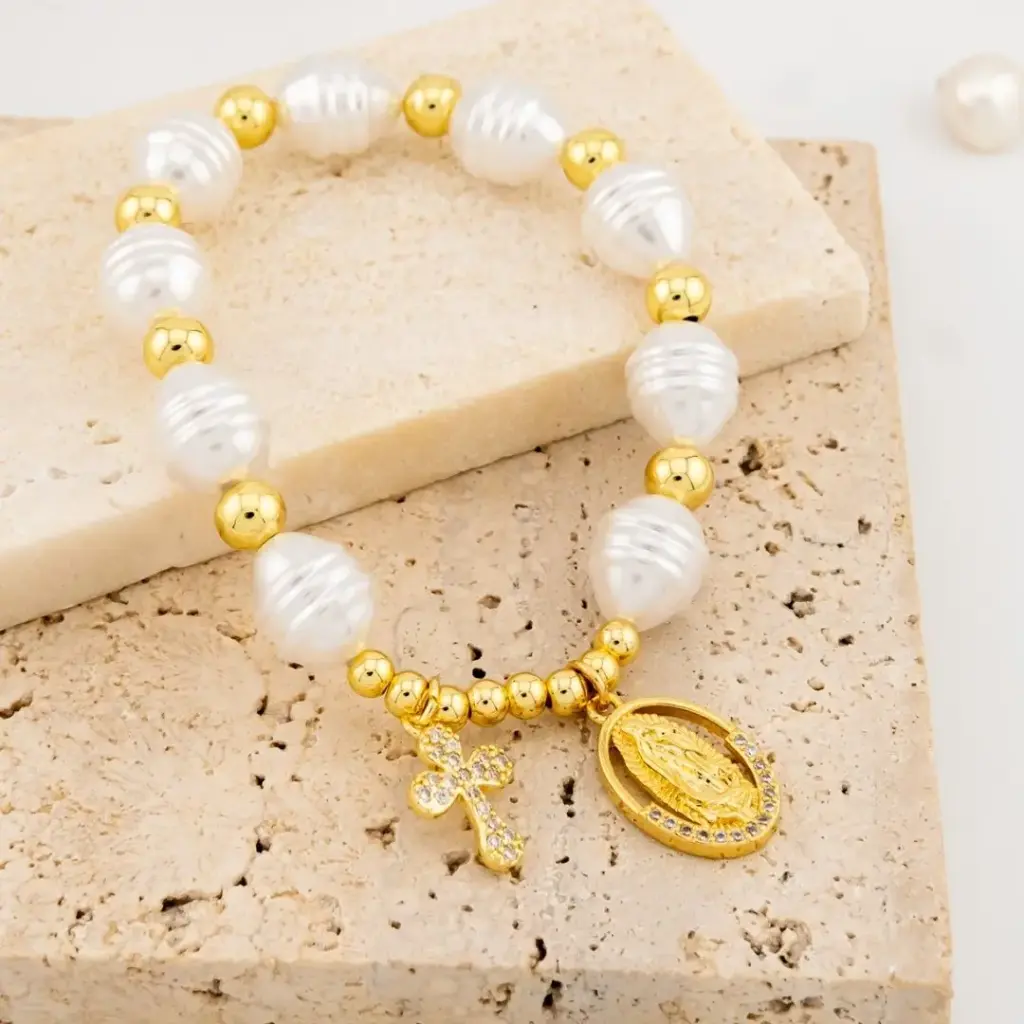 Pulsera elastica con dijes de cruz, medalla religiosa y perlas baño 18k