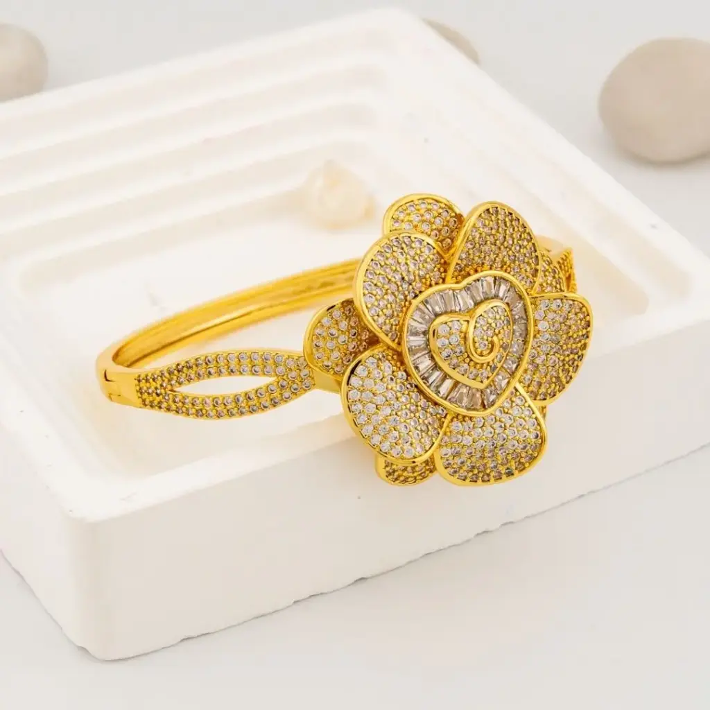 Brazalete chunky flor con zirconias  baño 18k