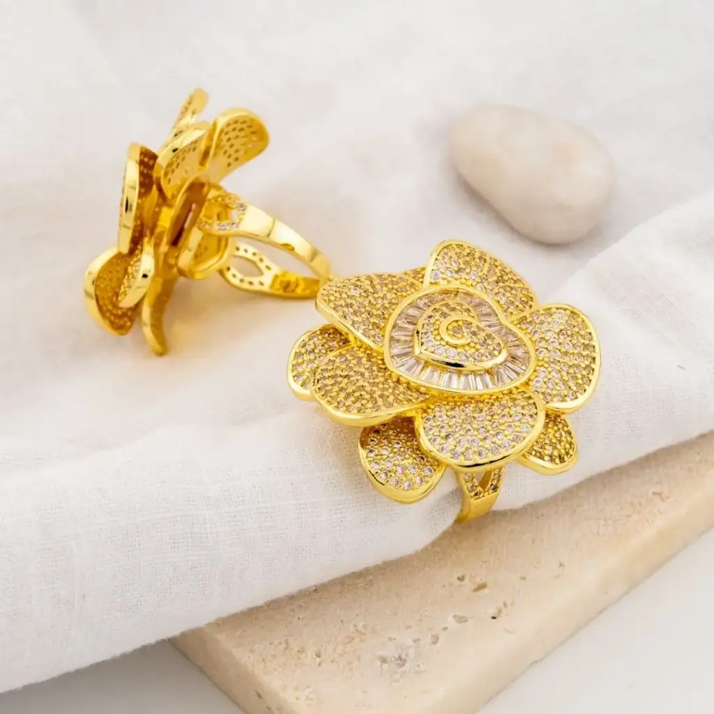 Anillo ajustable  flor con zirconias  baño 18k