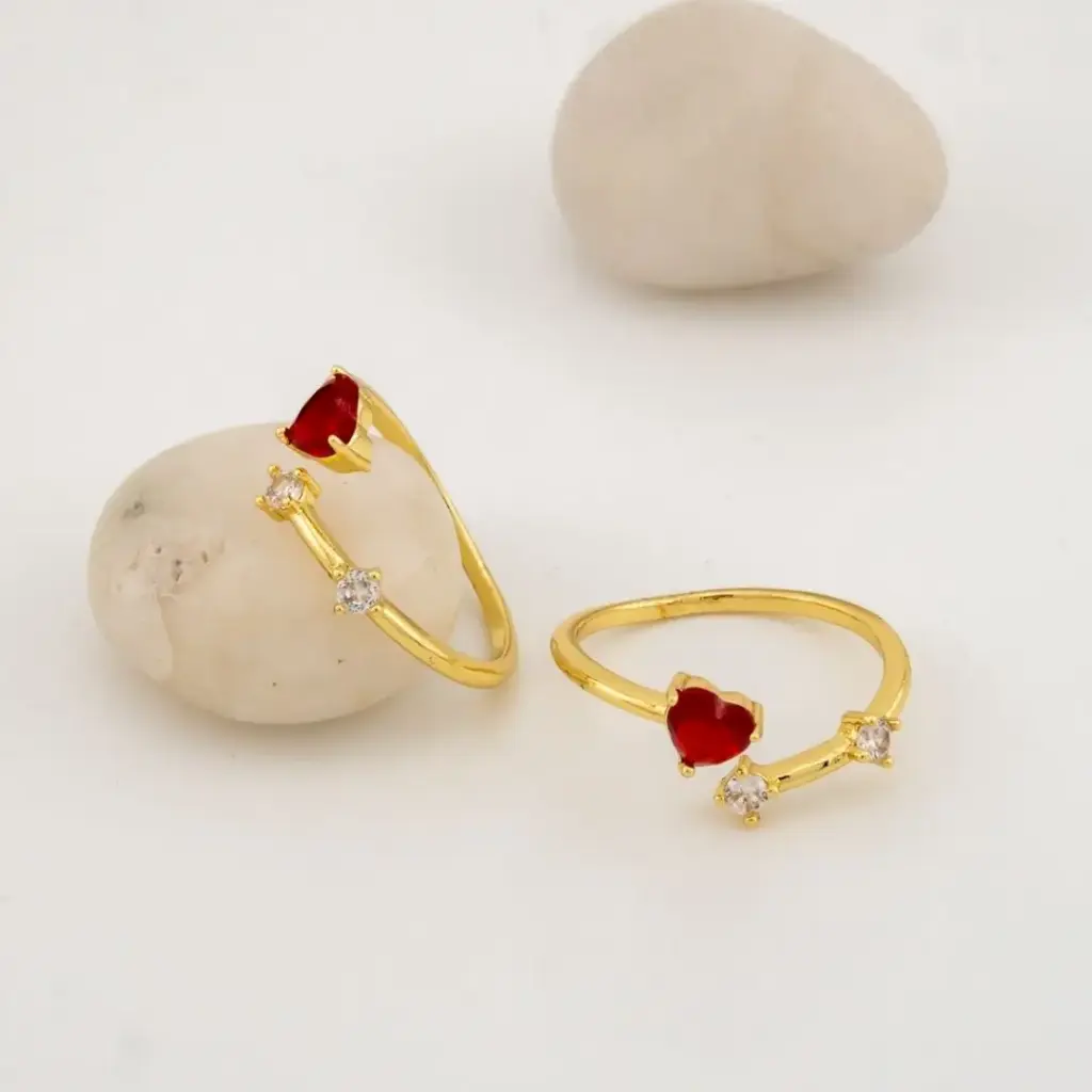 Anillo fino ajustable  corazon con zirconias  baño 18k