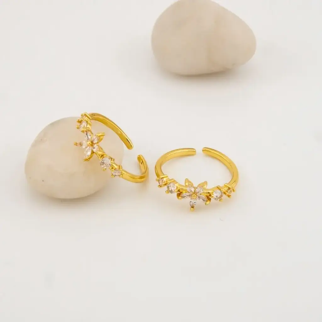 Anillo fino ajustable con zirconias  baño 18k