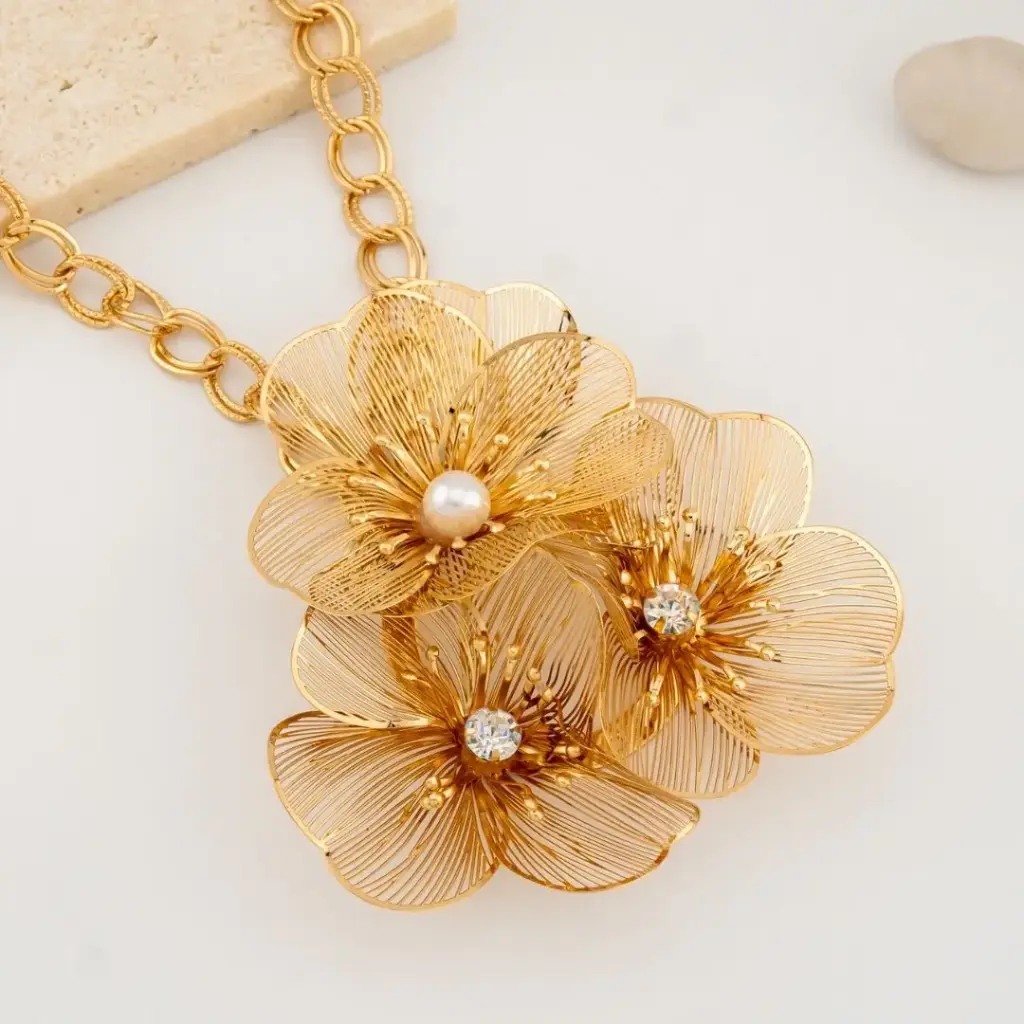 Collar chunky 3 flores grande con perlas y zirconia  baño 18k